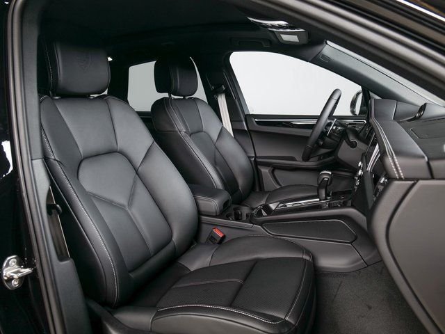 2025 Porsche Macan T - Photo 12
