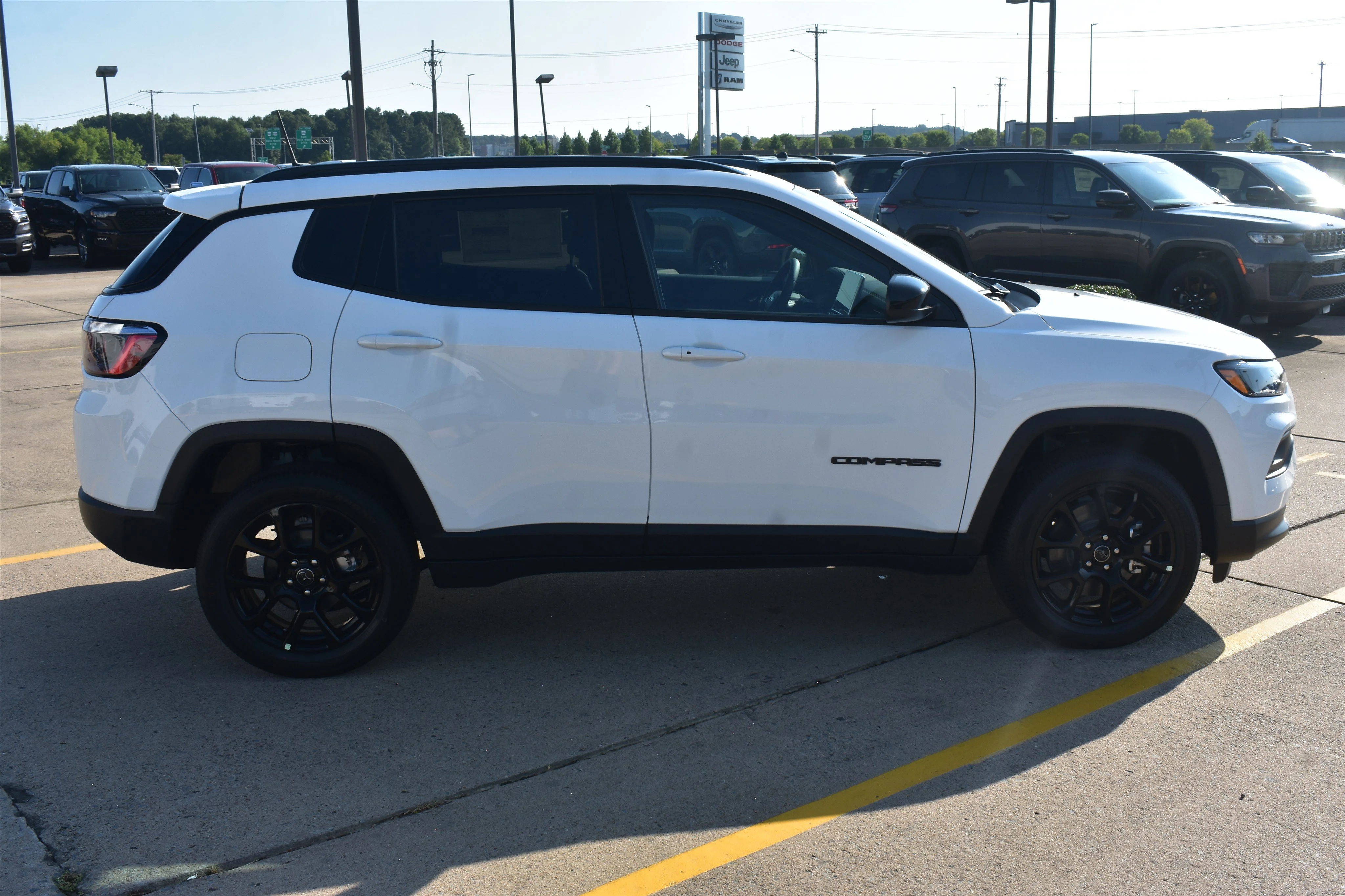 New 2026 Bright White Clearcoat Jeep Latitude Altitude image 4