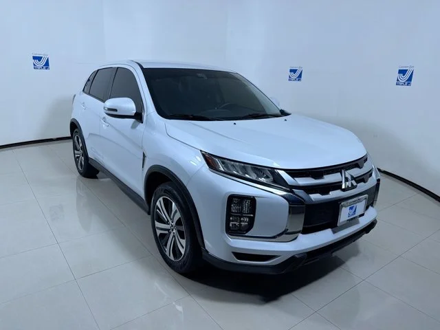 Used 2023 White Mitsubishi SE image 2