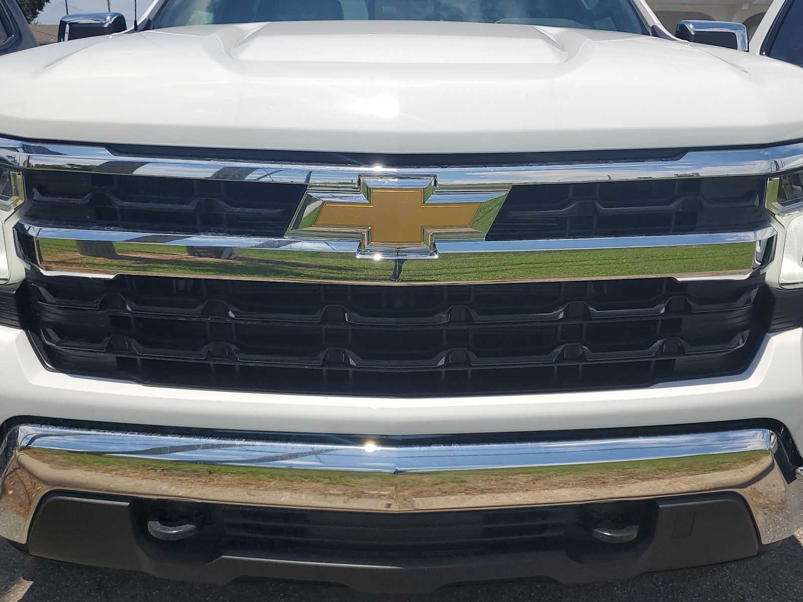 New 2026 Summit White Chevrolet LT image 18