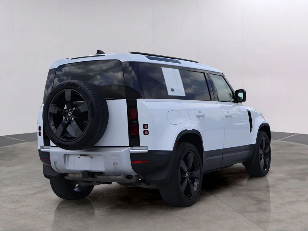 Used 2024 Fuji White Land Rover  image 5