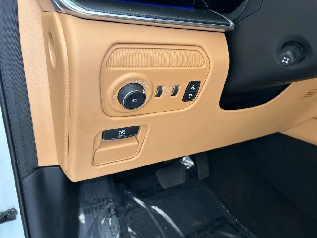 Used 2025 White/off-white Jeep Series III image 65