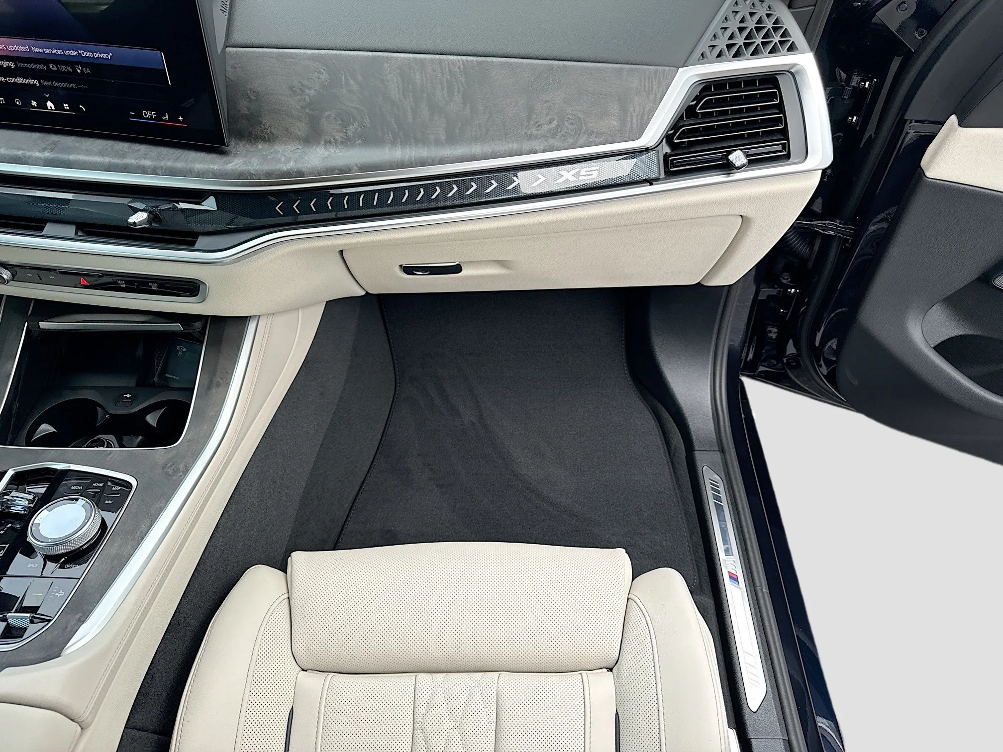 New 2026 Carbon Black Metallic BMW xDrive50e image 18
