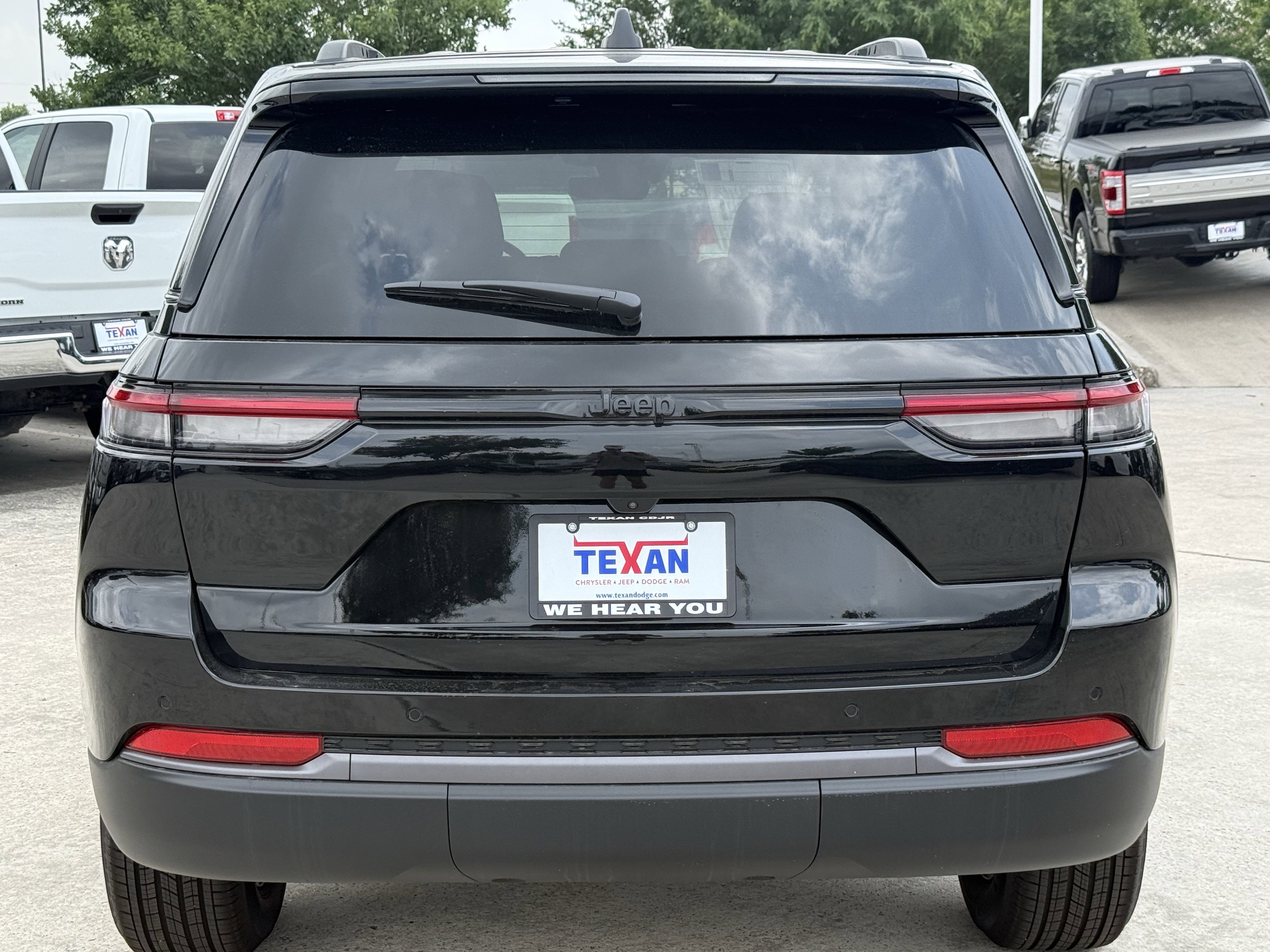 New 2026 Diamond Black Crystal Pearl-Coat Exterior Paint Jeep Laredo Altitude image 5