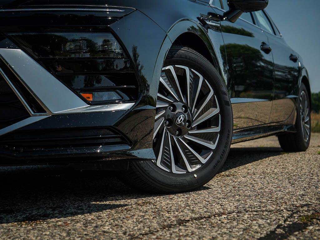 New 2026 Abyss Black Hyundai SEL FWD image 30