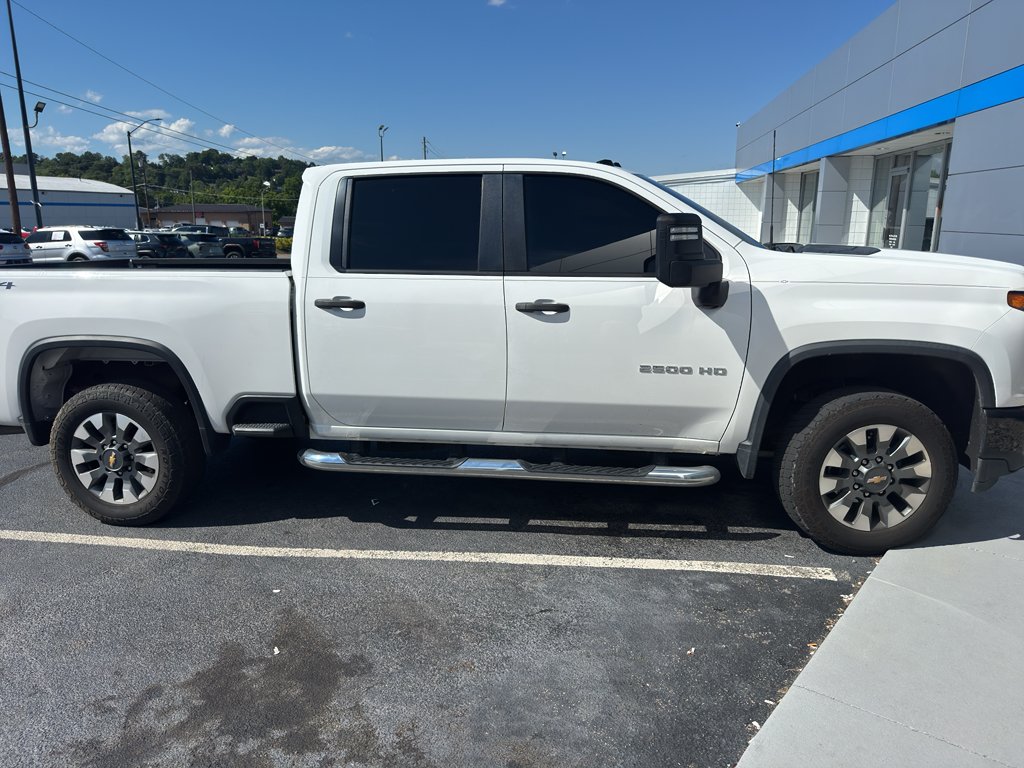 Used 2022 Summit White Chevrolet Custom image 3