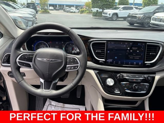 Used 2023 Brilliant Black Chrysler Limited image 18