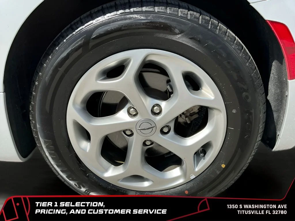 Used 2024 Silver Chrysler Limited image 39