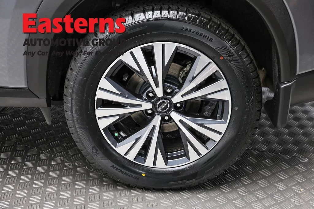 Used 2023 Gray Nissan SV image 8