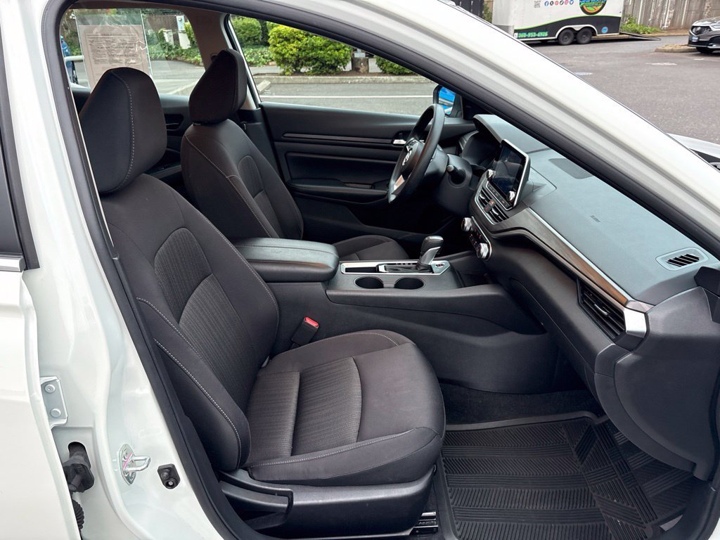 Used 2025 Glacier White Nissan 2.5 SV image 23