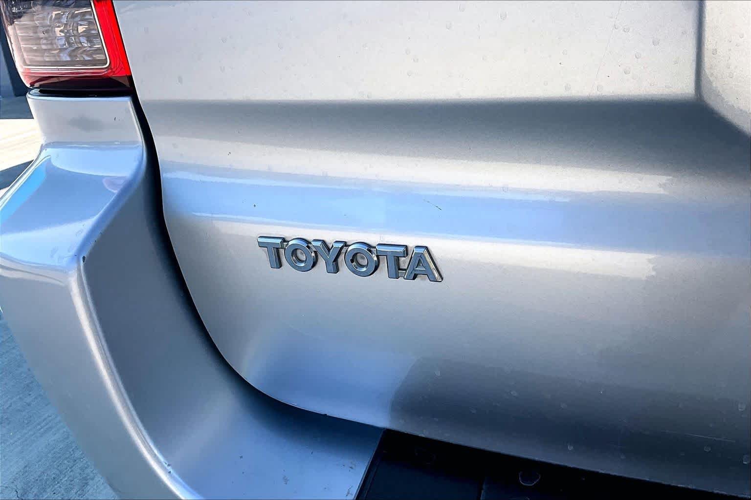 Used 2006 Titanium Metallic Toyota SR5 image 9