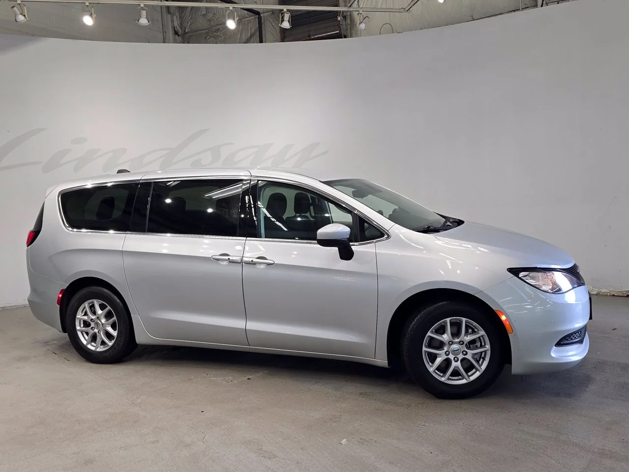 Used 2023 Silver Mist Clearcoat Chrysler LX image 3
