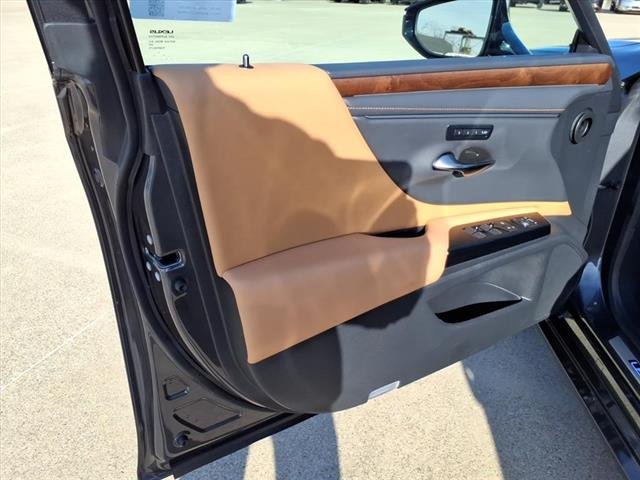 2025 Lexus ES Hybrid 300h - Photo 21