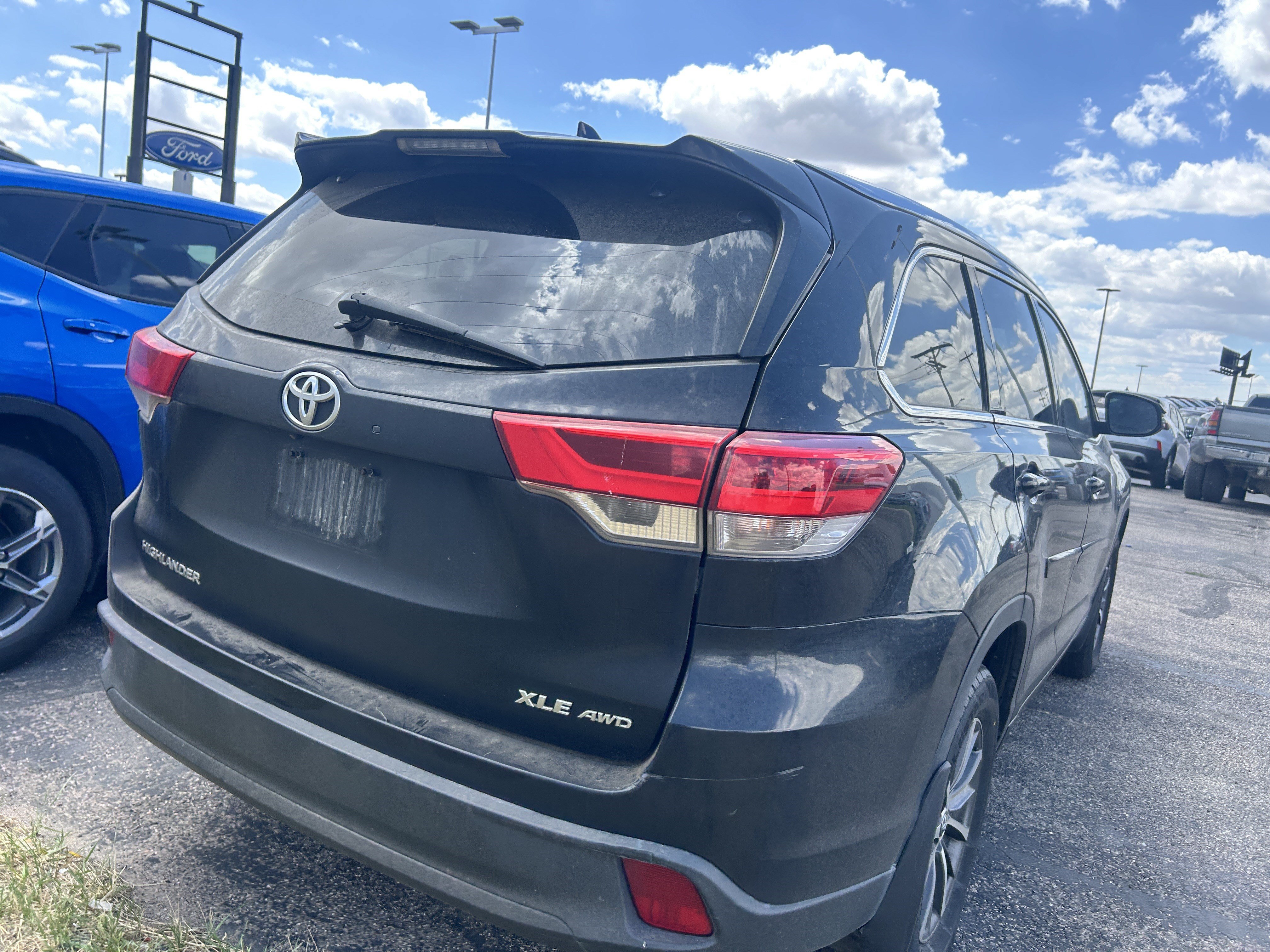 Used 2018 Midnight Black Metallic Toyota SE image 4