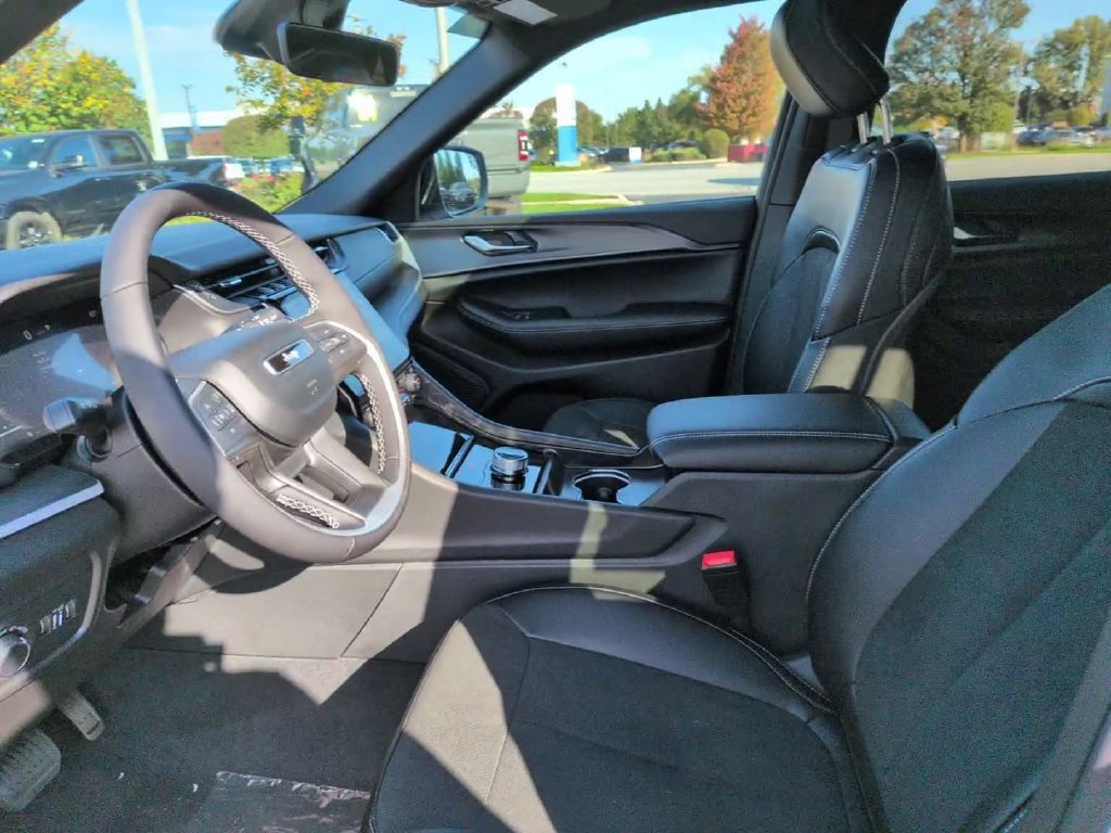 New 2027 Bright White Clear-Coat Paint Jeep Laredo image 19