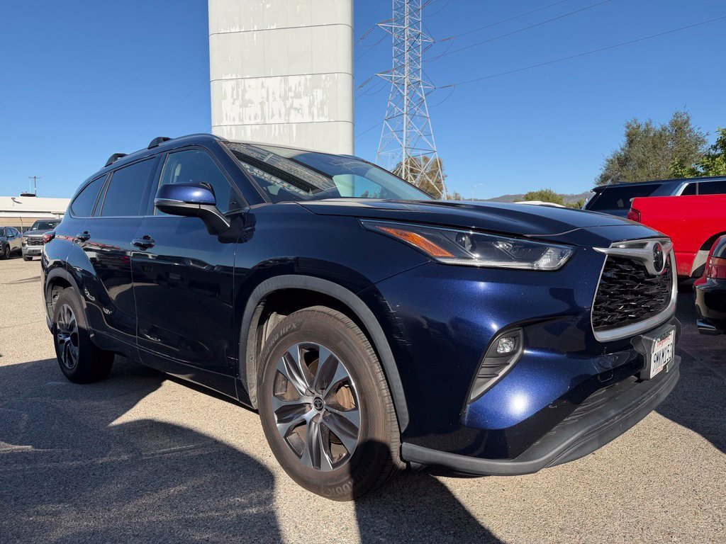 Used 2021  Toyota XLE image 1