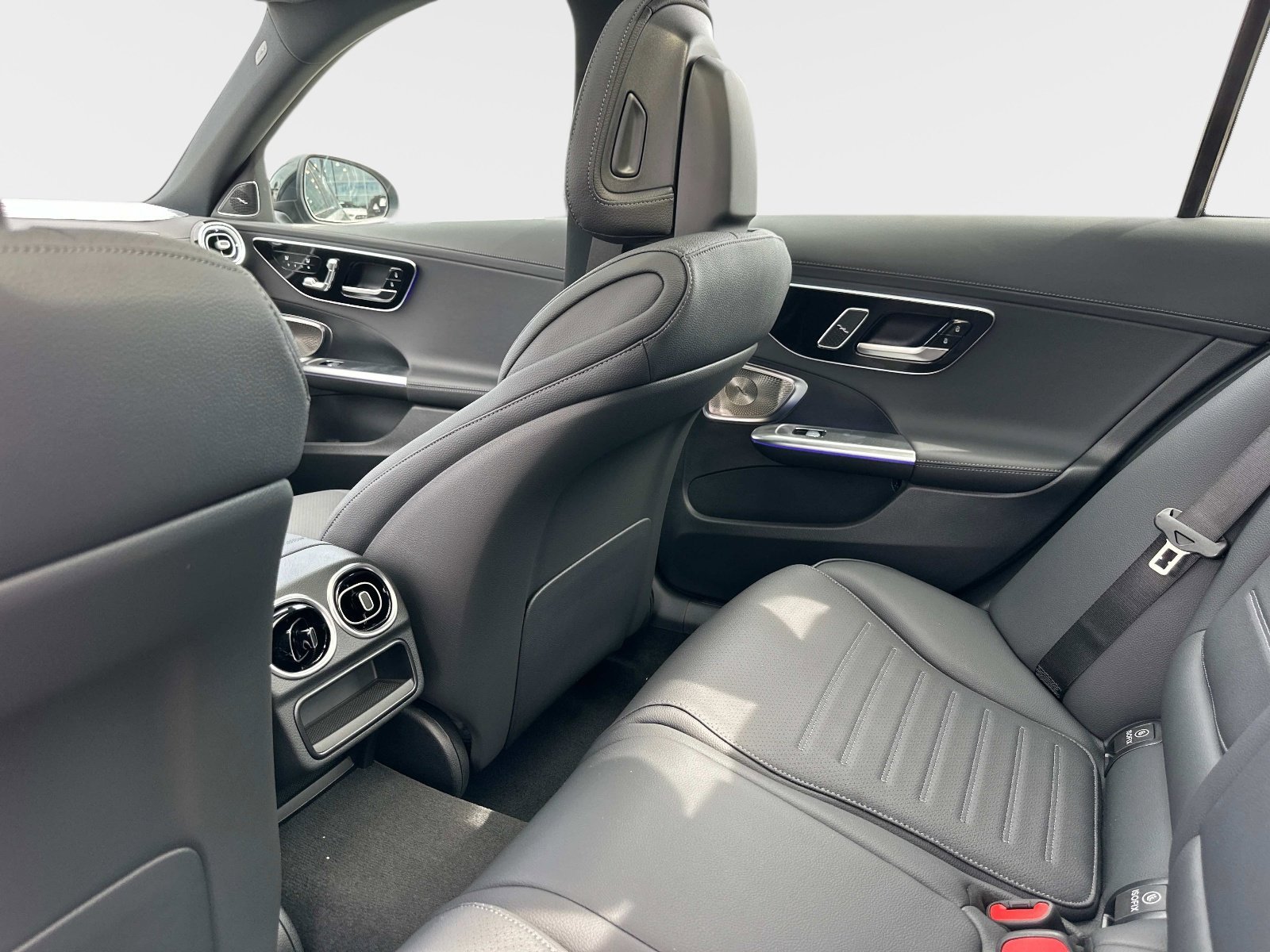 2025 Mercedes-Benz C-Class Sedan C 300 - Photo 14