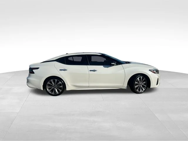 Used 2023 White Nissan Platinum image 10