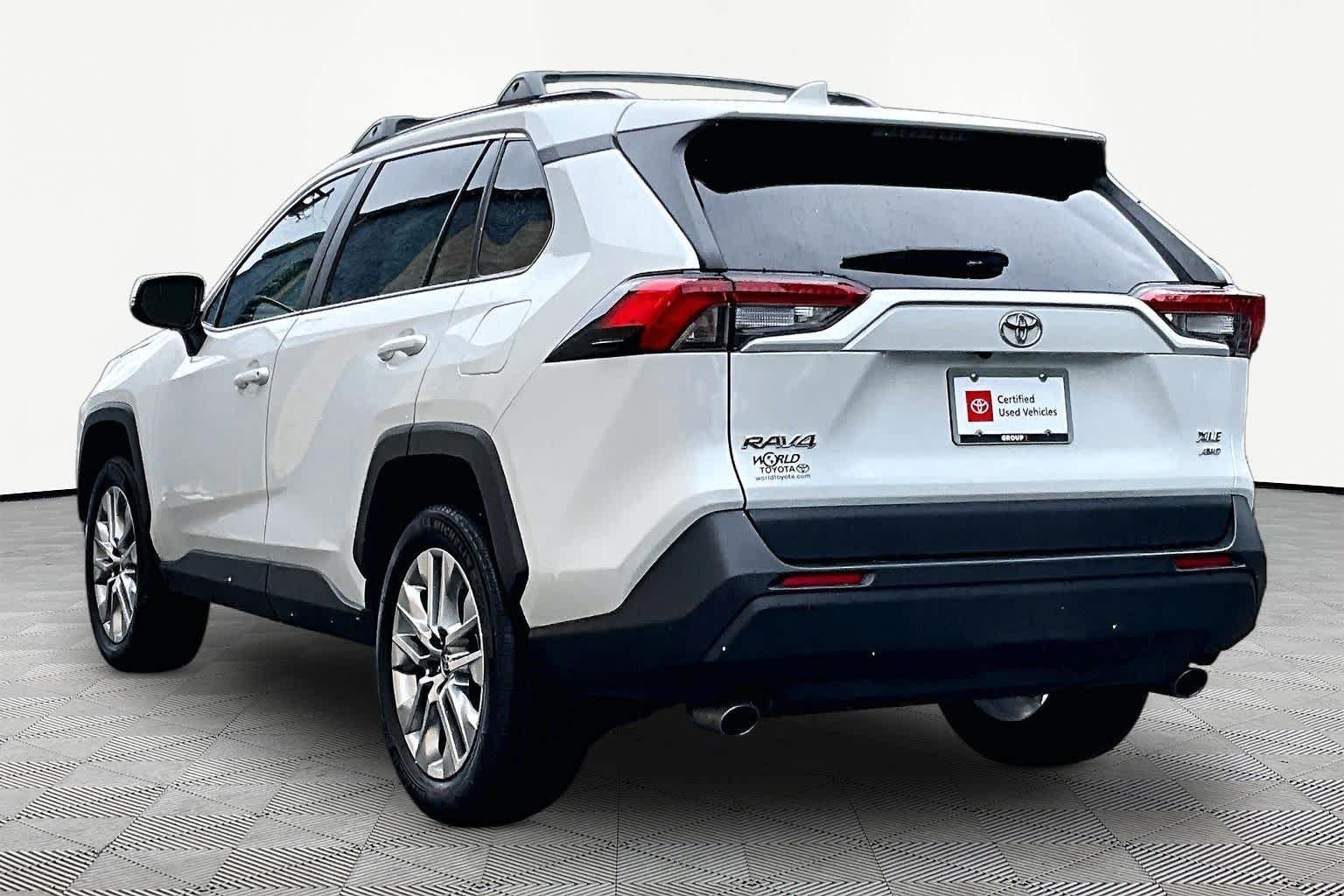 Used 2025 Wind Chill Pearl Toyota XLE Premium image 11