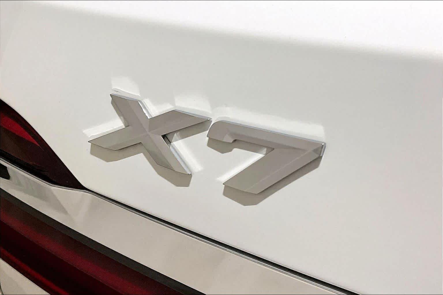 Used 2021 Alpine White BMW xDrive40i image 9