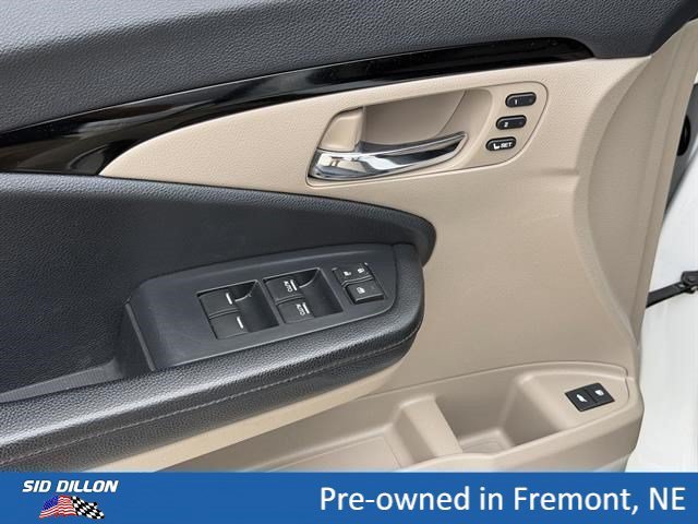 Used 2020 Platinum White Pearl Honda Touring 7-Passenger image 14