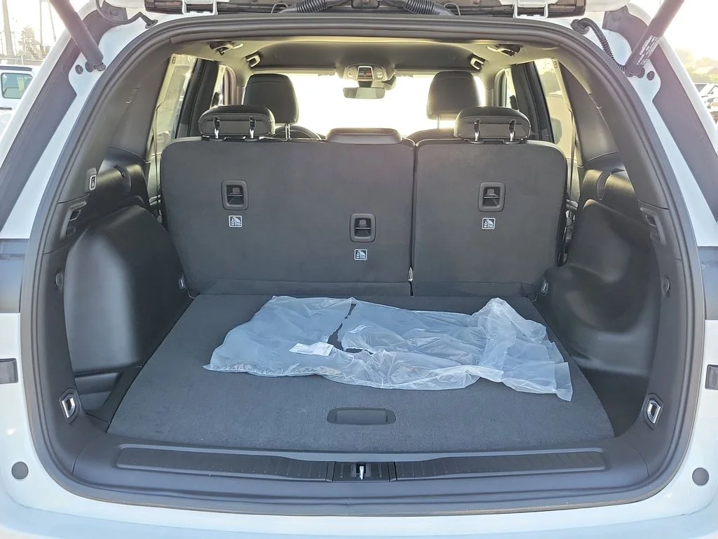 New 2026 Bright White Clear-Coat Exterior Paint Jeep Laredo Altitude image 17