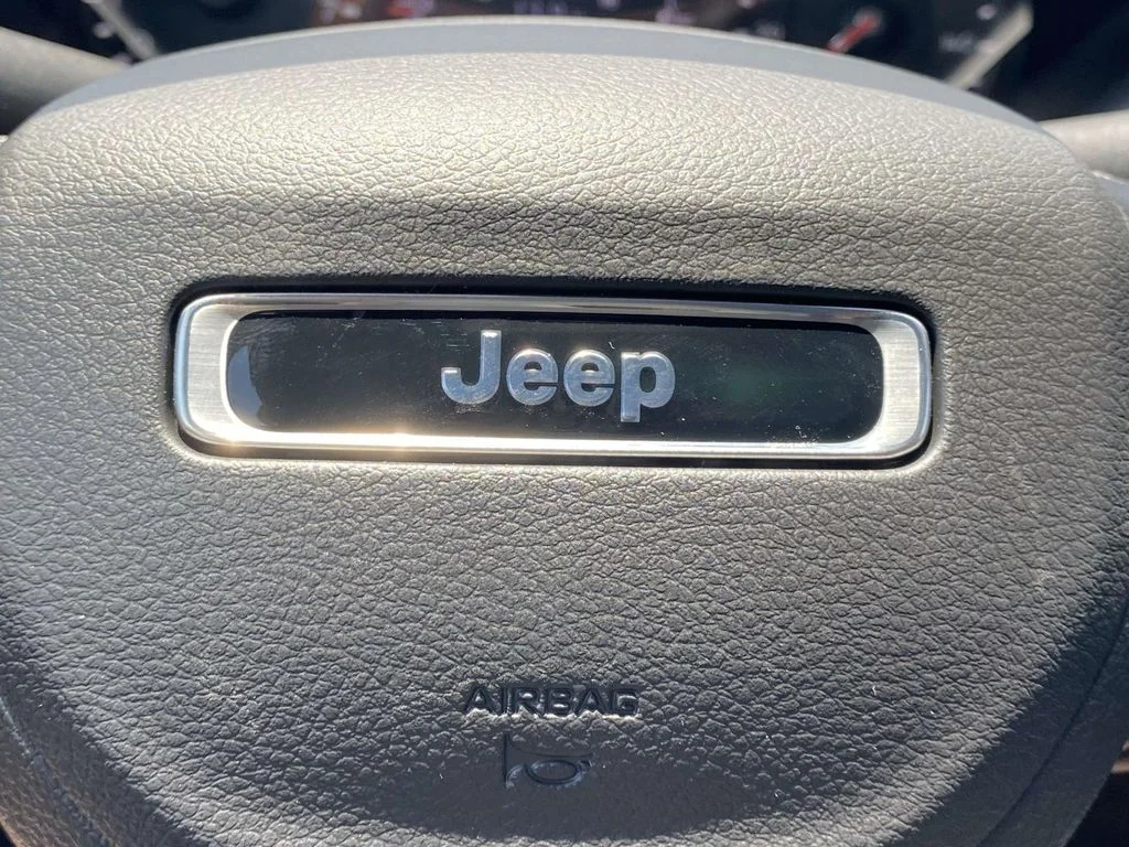New 2026 Silver Zynith Metallic Clear-Coat Exterior Paint Jeep Latitude Altitude image 23