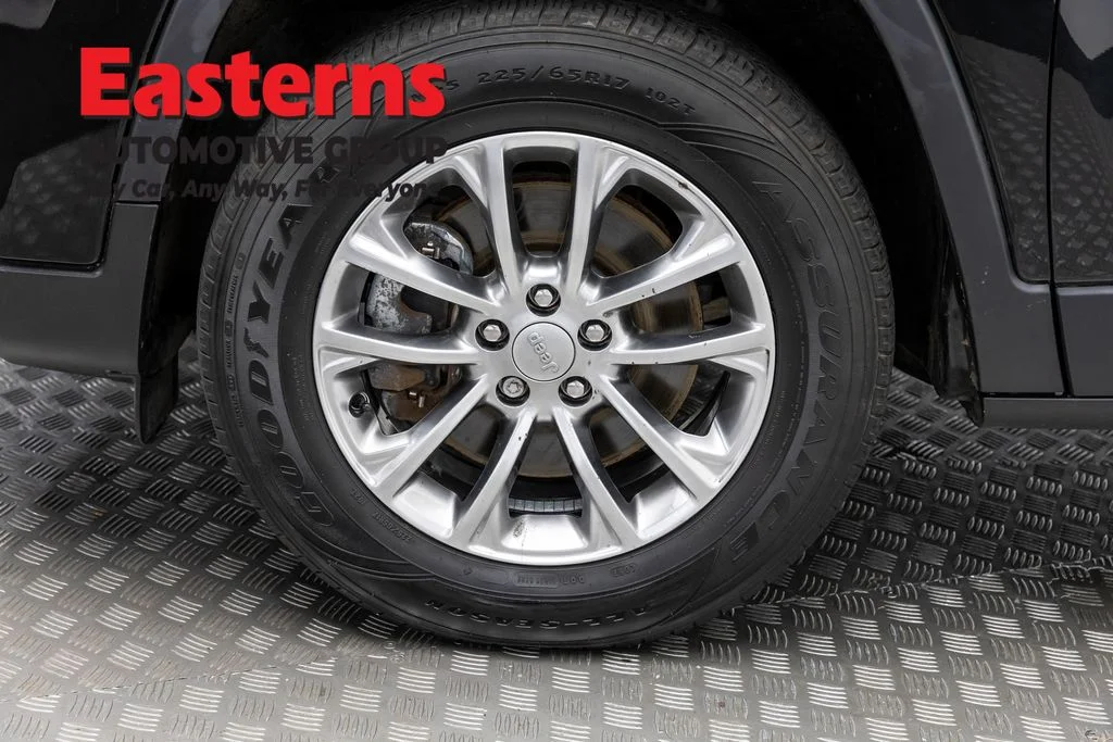 Used 2021 Black Jeep Latitude Plus image 32