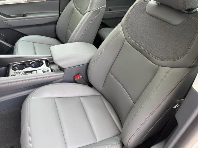 New 2026 Star White Metallic Tri-Coat Ford Active image 34