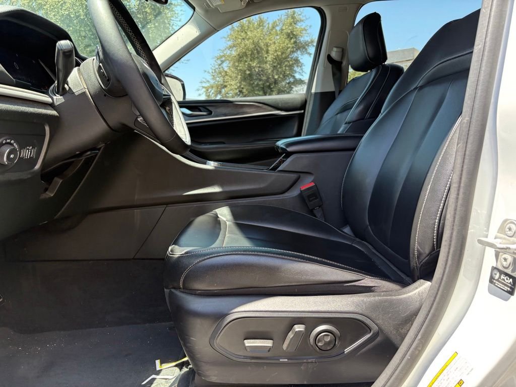 Used 2023 White/off-white Jeep Limited image 9