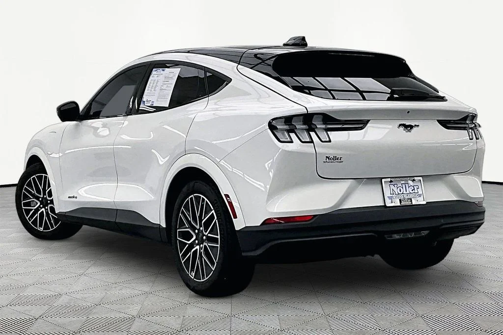 Used 2025 White Metallic Ford Premium image 13