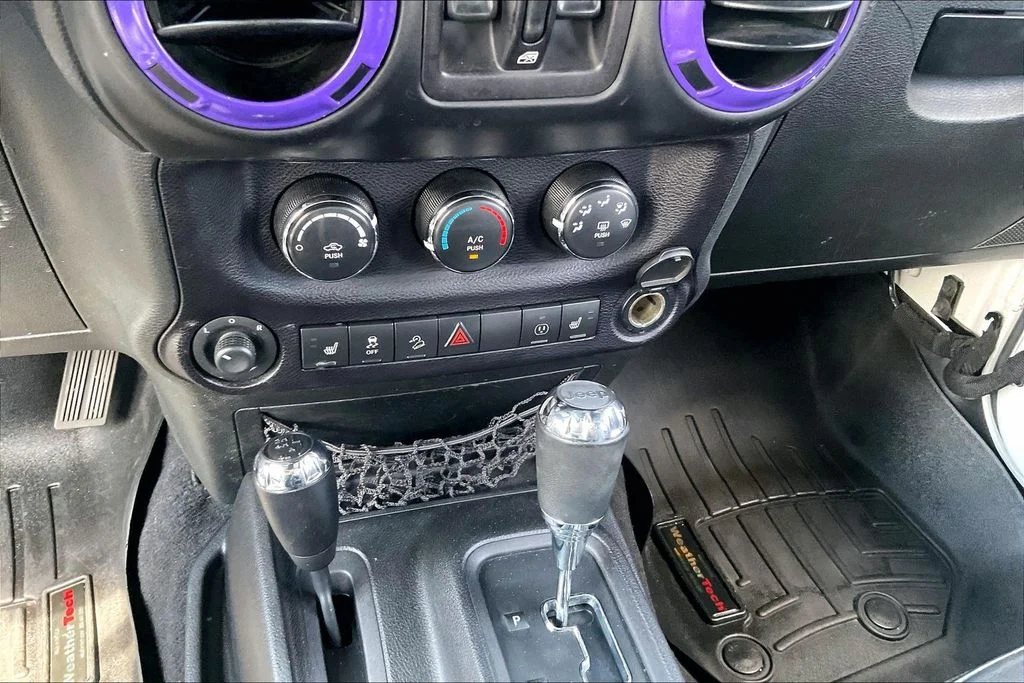 Used 2015 White Jeep Unlimited Sahara image 36
