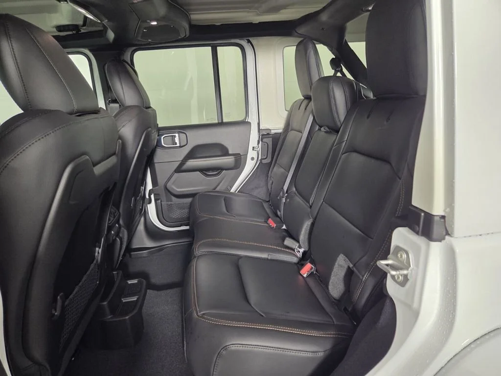 New 2026 Bright White Clear-Coat Exterior Paint Jeep Sahara image 17