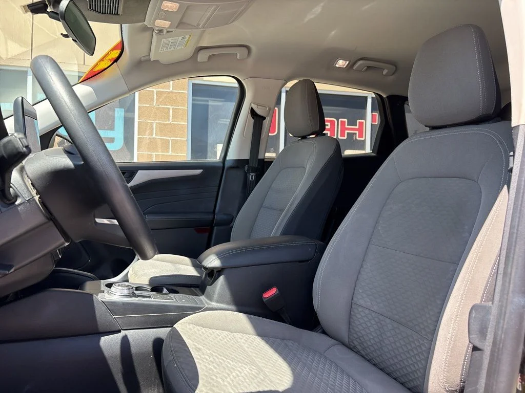 Used 2022 Black Ford SE image 11