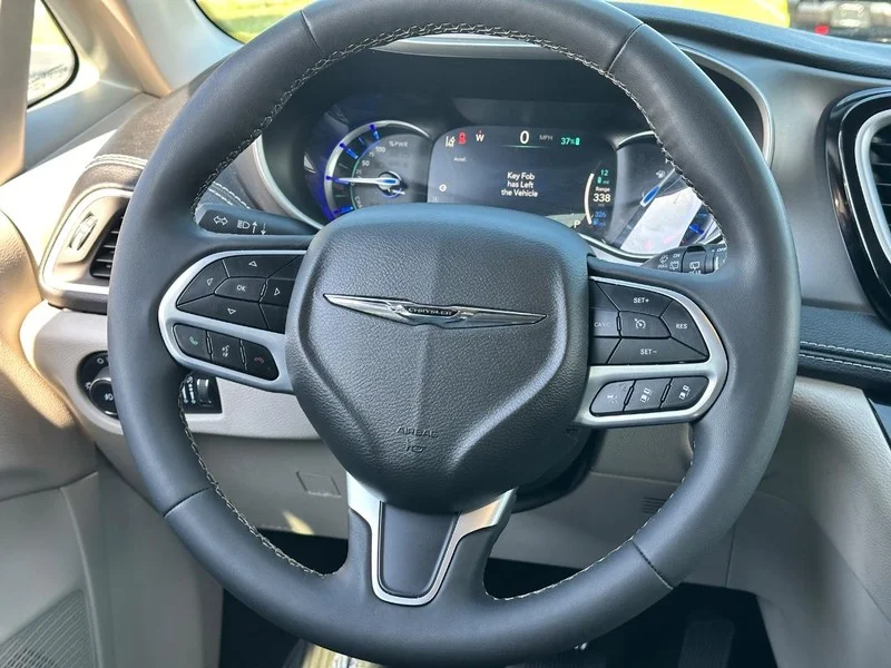 Used 2022 Ceramic Gray Clearcoat Chrysler Hybrid Touring L image 13