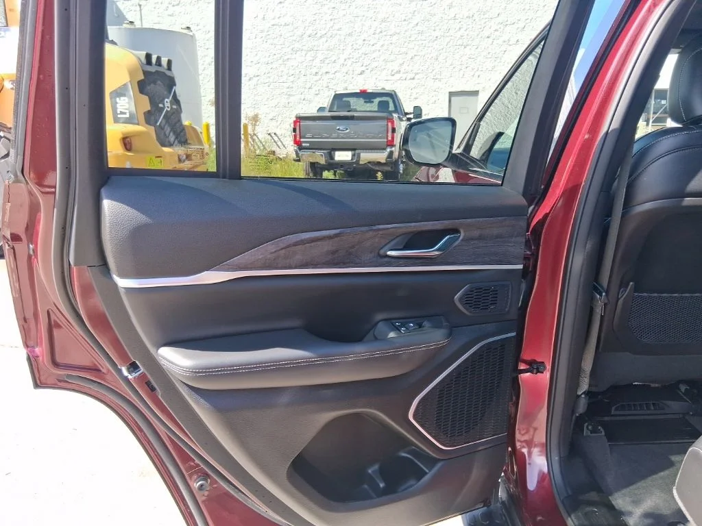 Used 2024 Velvet Red Pearlcoat Jeep Limited image 32