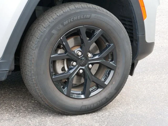Used 2024 Silver Jeep Altitude image 7