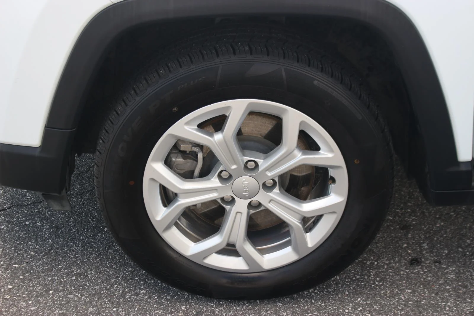 Used 2024 White Jeep Latitude image 38
