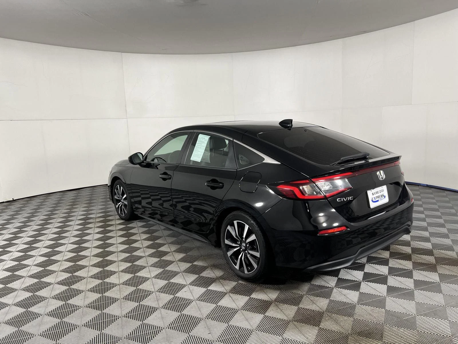 Used 2023 Crystal Black Pearl Honda EX-L image 4