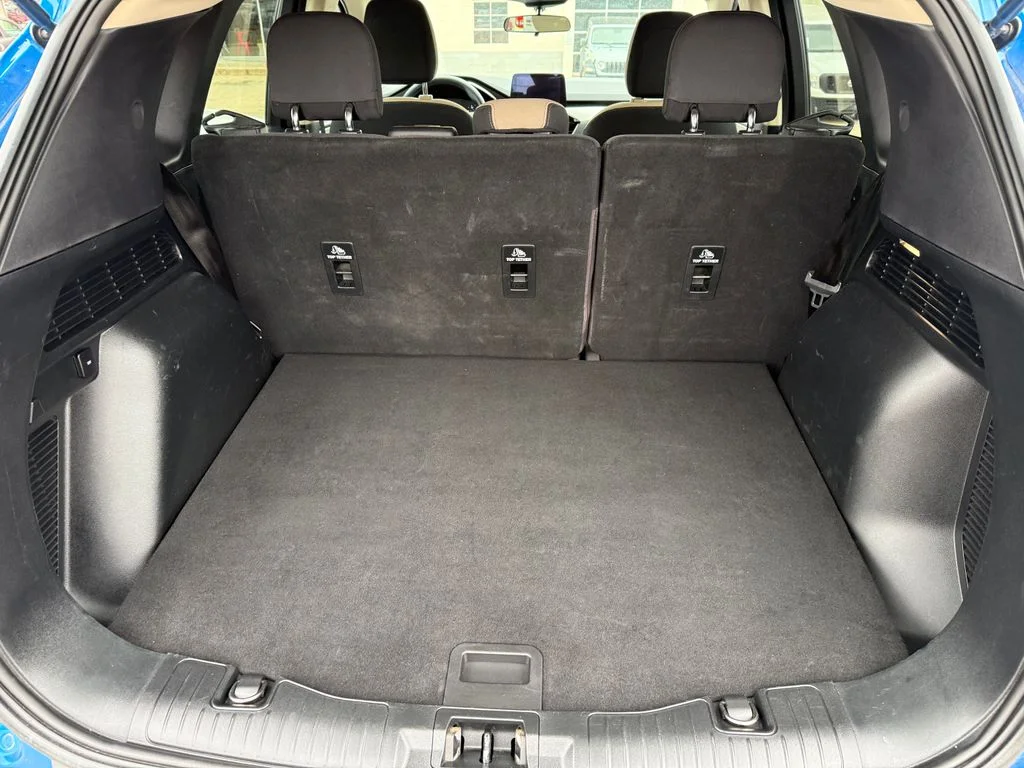 Used 2020 Blue Ford SE image 16