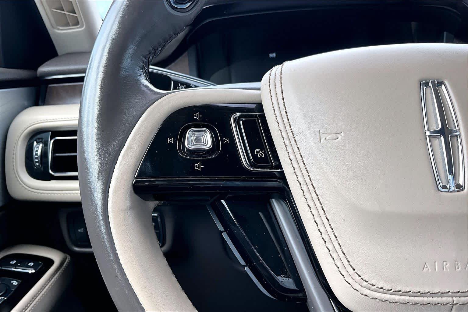 Used 2020 Pristine White Metallic Tri-Coat Lincoln Reserve image 24