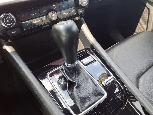 Used 2025  Jeep Limited image 6