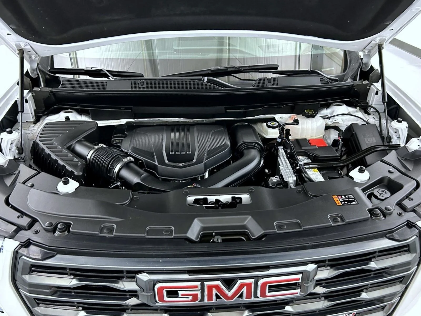 Used 2025 White GMC AT4 image 27