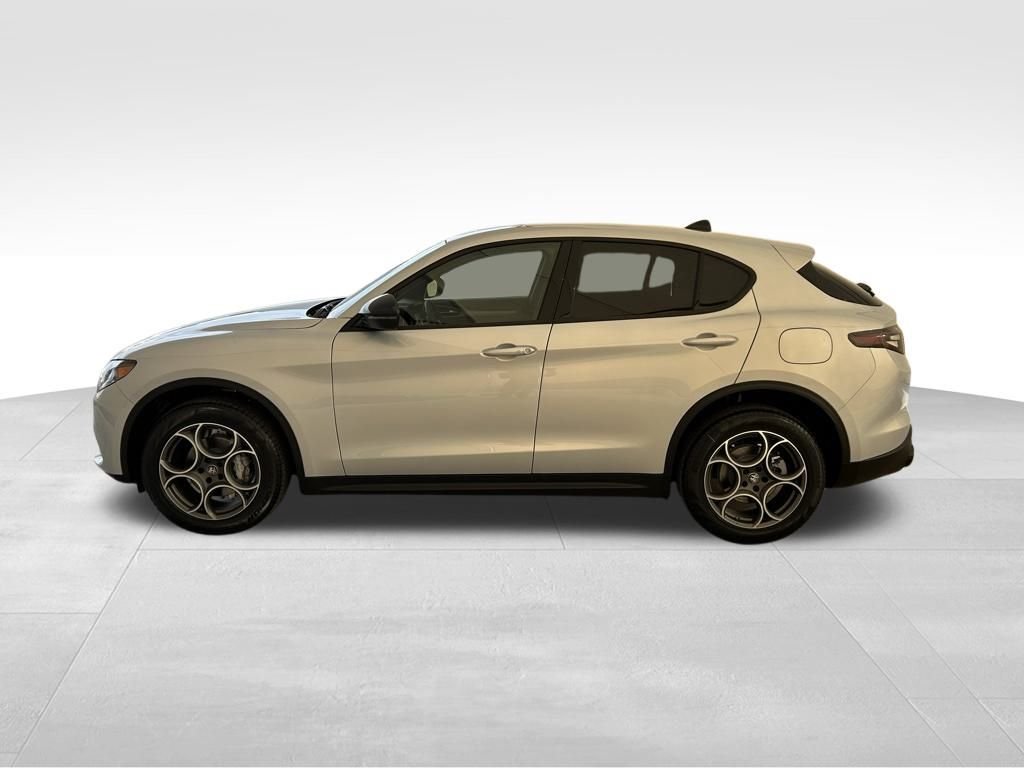 New 2025 Moonlight Gray Metallic Exterior Paint Alfa Romeo Base image 18