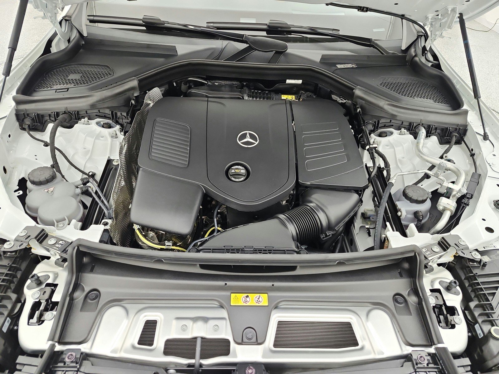 New 2026 MANUFAKTUR Moonlight White Metallic Mercedes-Benz GLC 300 4MATIC® Coupe image 12