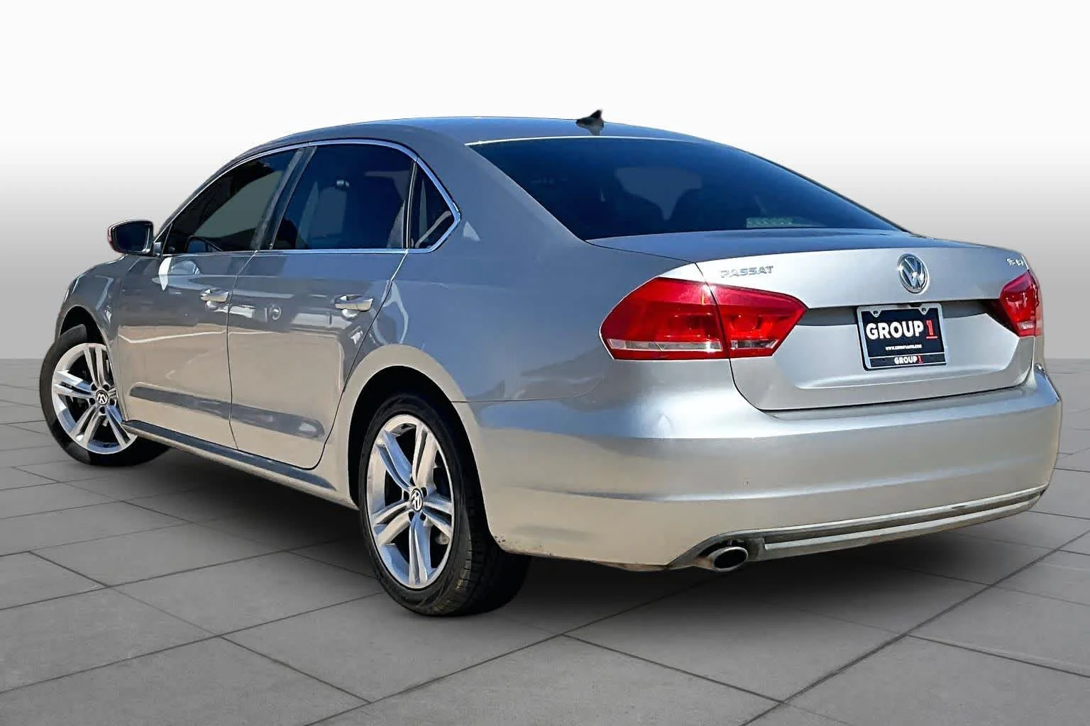 Used 2014 Platinum Gray Metallic Volkswagen SE image 11