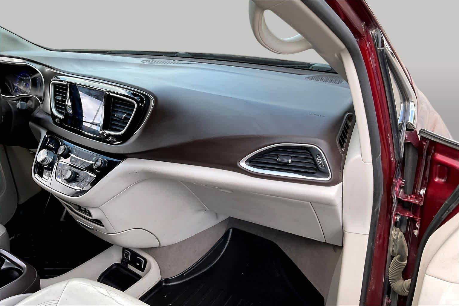 Used 2017 Velvet Red Pearlcoat Chrysler Touring-L image 17