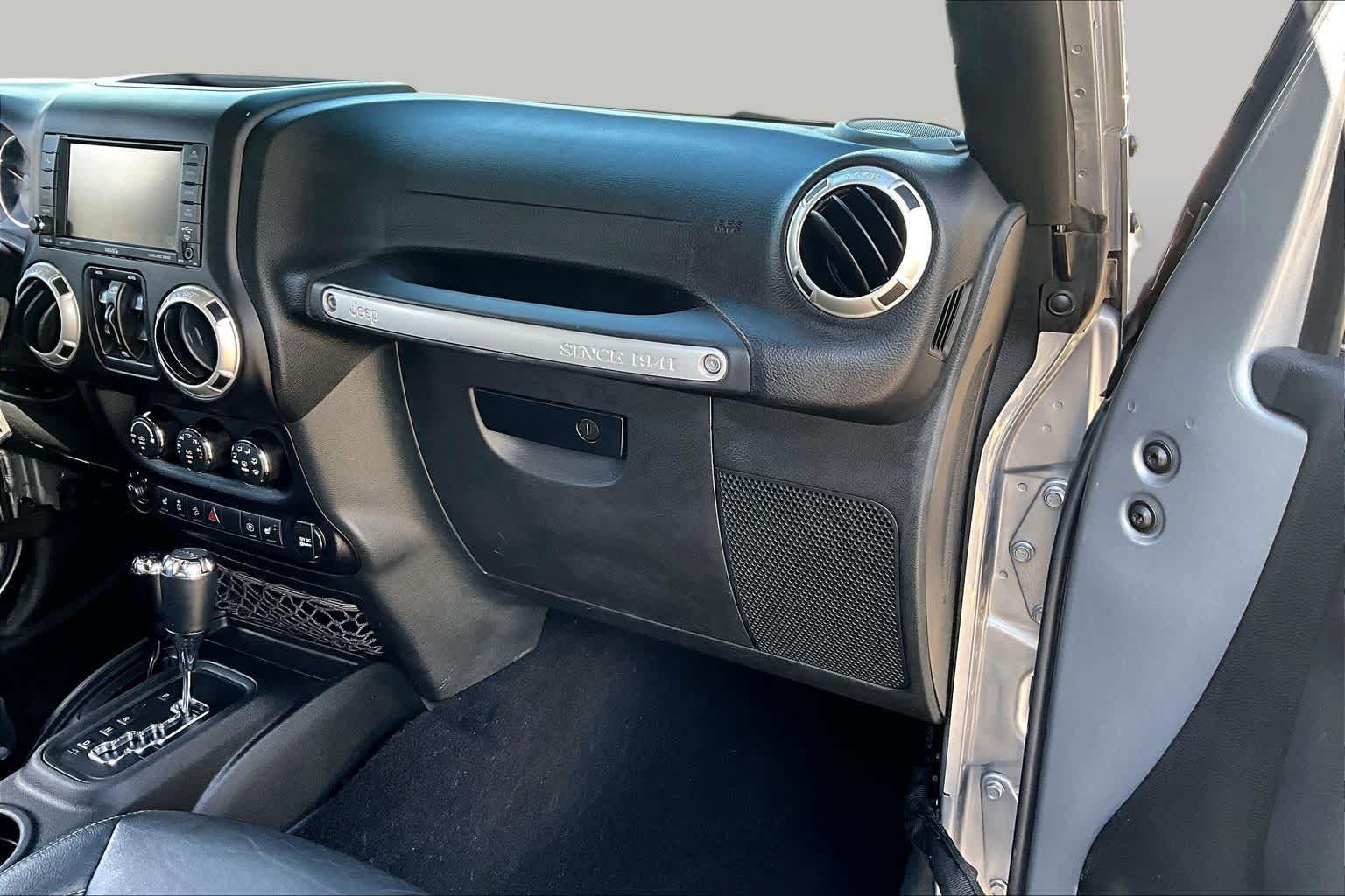 Used 2017 Billet Silver Metallic Clearcoat Jeep Sahara image 19