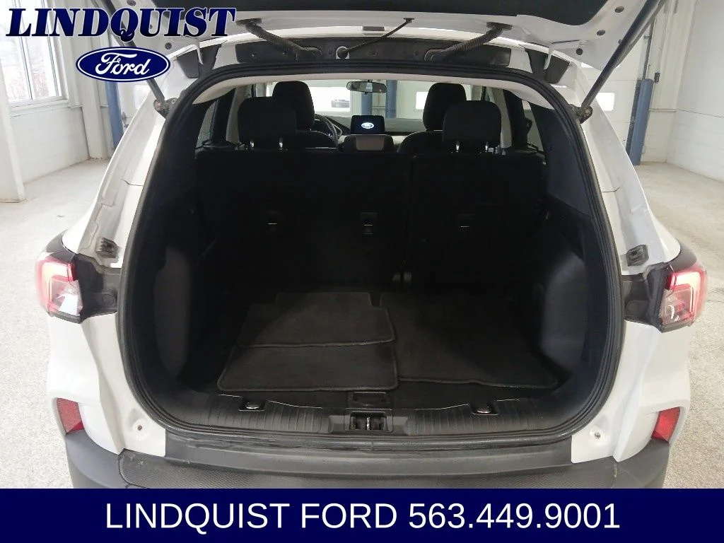 Used 2022 Oxford White Ford SE image 19