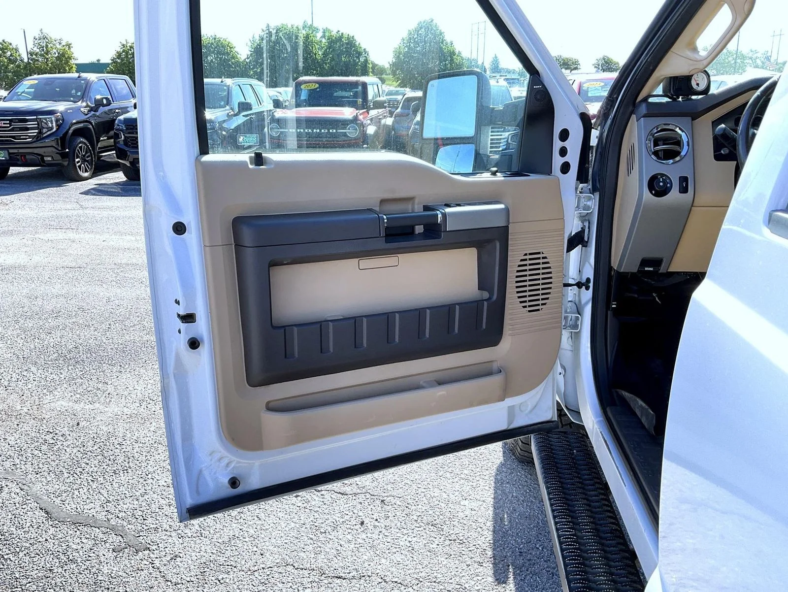 Used 2015 White Ford Lariat image 9